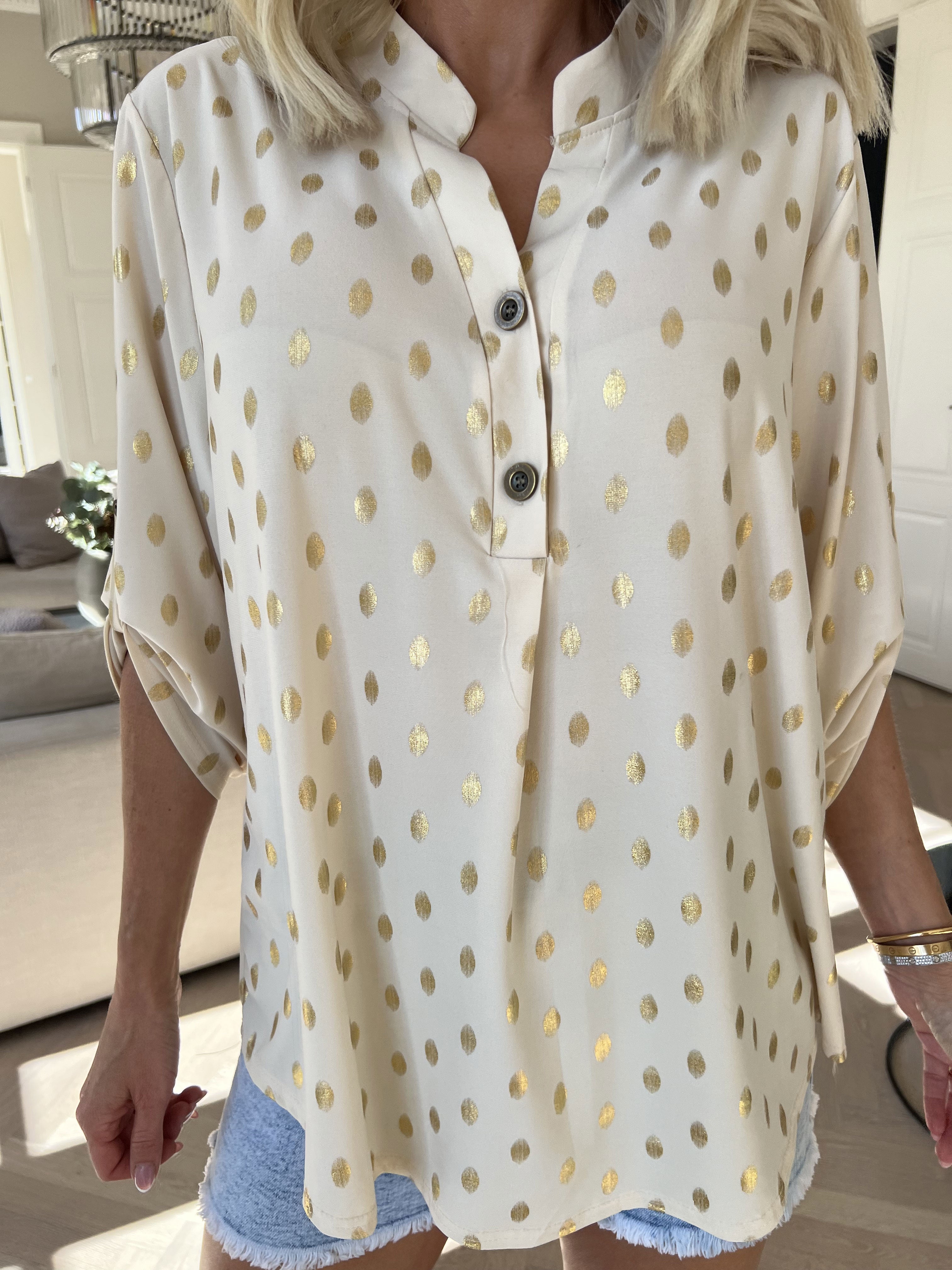 Ebba Gold Shirt - Elastisk bluse med guld dutter